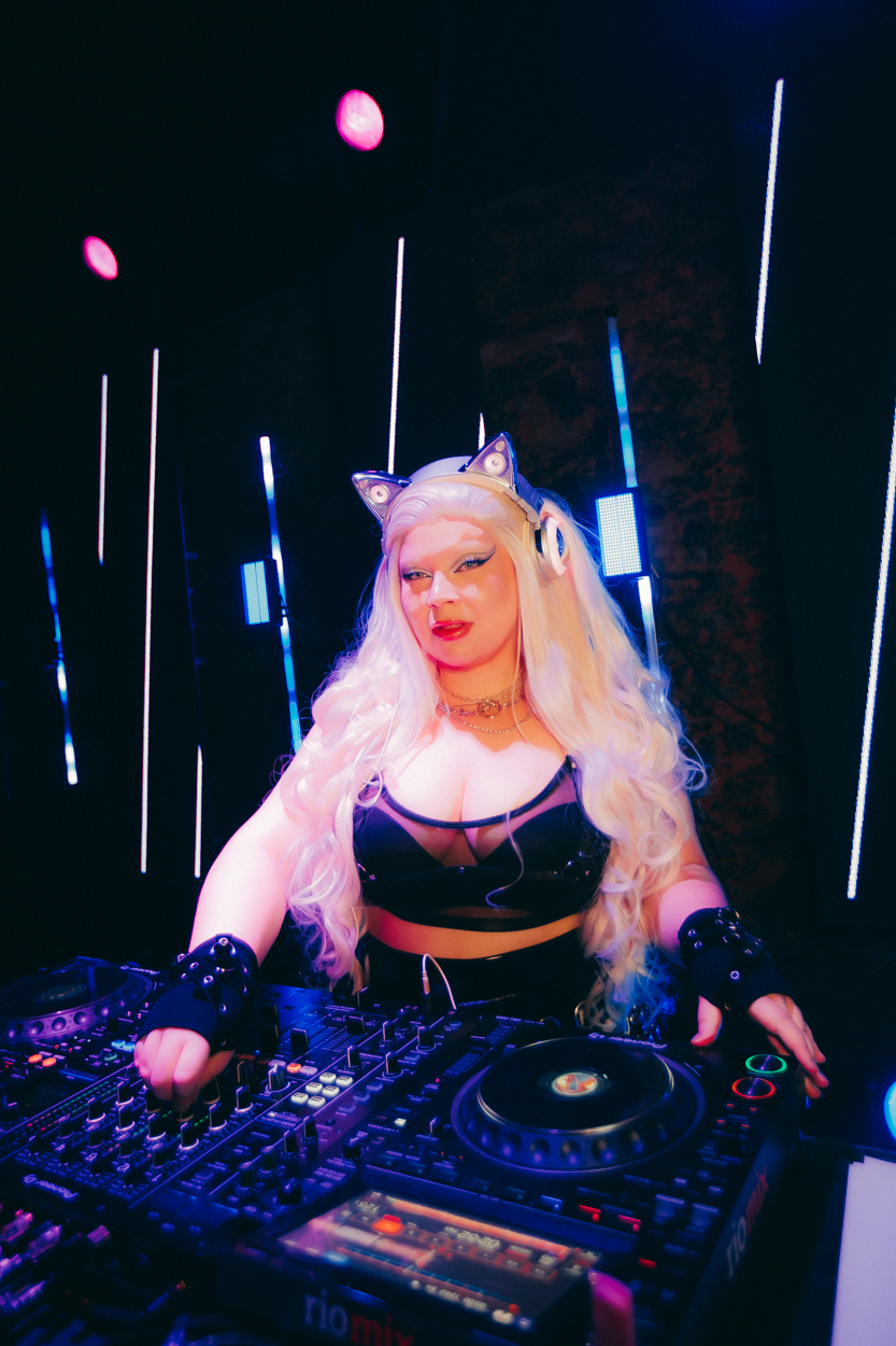 INJUSTIÇADA - HERE ALL NIGHT 