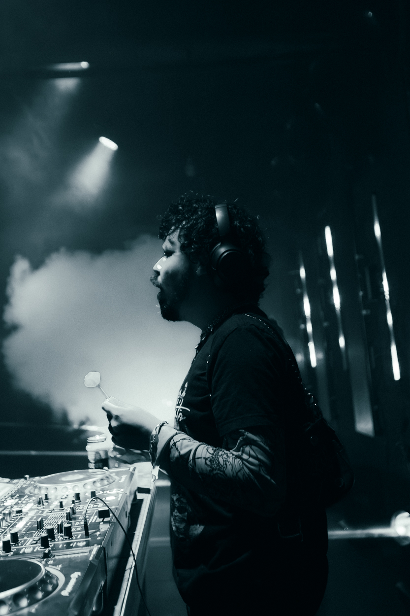 INJUSTIÇADA - HERE ALL NIGHT 