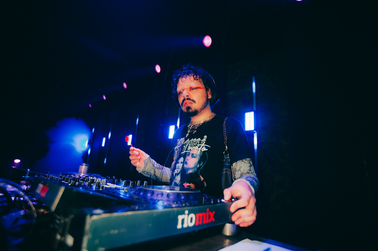 INJUSTIÇADA - HERE ALL NIGHT 