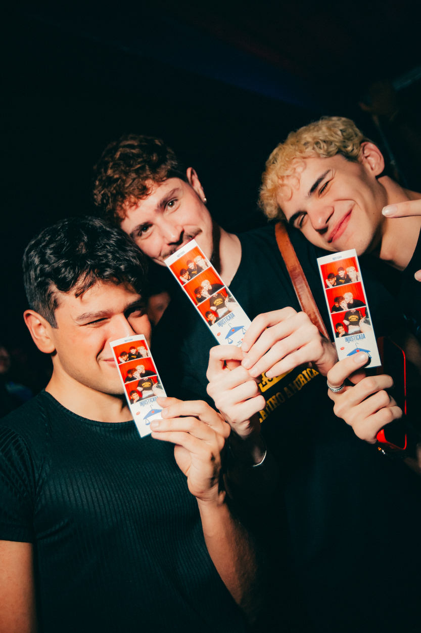 INJUSTIÇADA - HERE ALL NIGHT 